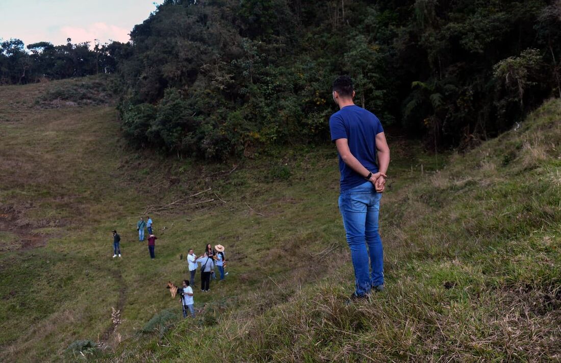 O ex-zagueiro Neto, sobrevivente da tragédia da Chapecoense, visita local da queda do acidente em 2016