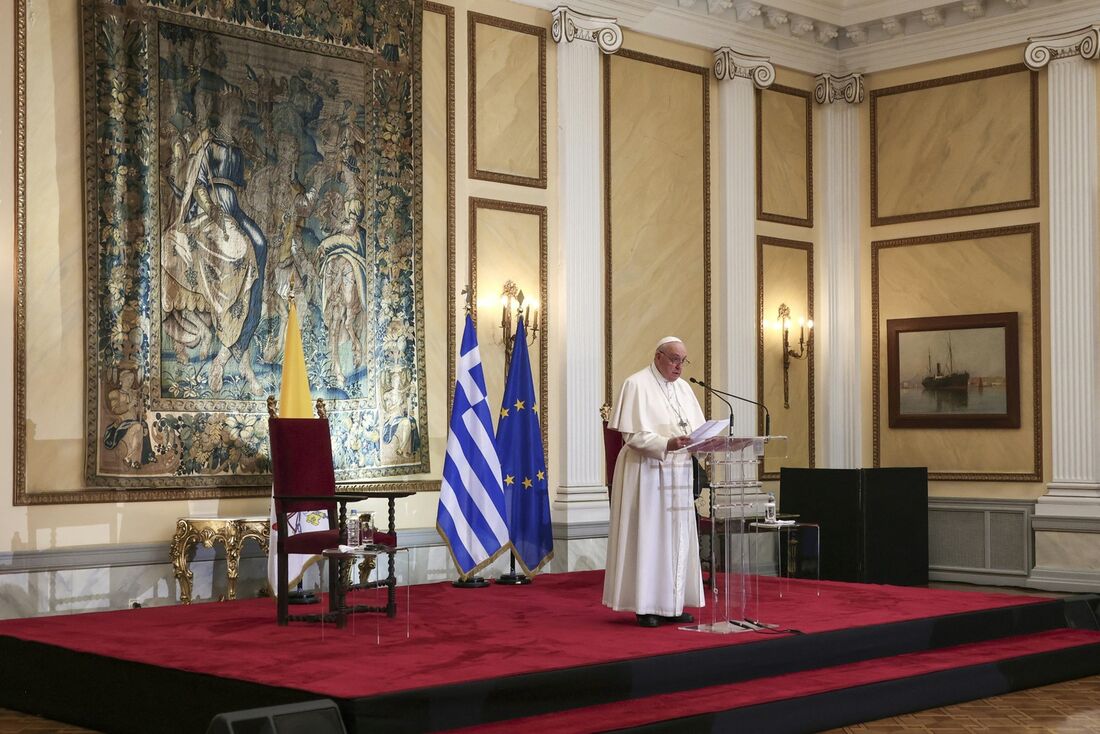 Papa Francisco faz um discurso durante uma reunião com o presidente grego no Palácio Presidencial em Atenas em 4 de dezembro de 2021.