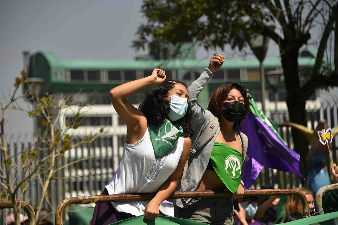 Ativistas pelos direitos do aborto manifestam-se em frente ao prédio da Assembleia Nacional em Quito em 9 de dezembro de 2021 O Parlamento do Equador está discutindo uma lei para legalizar o aborto em caso de gravidez por estupro