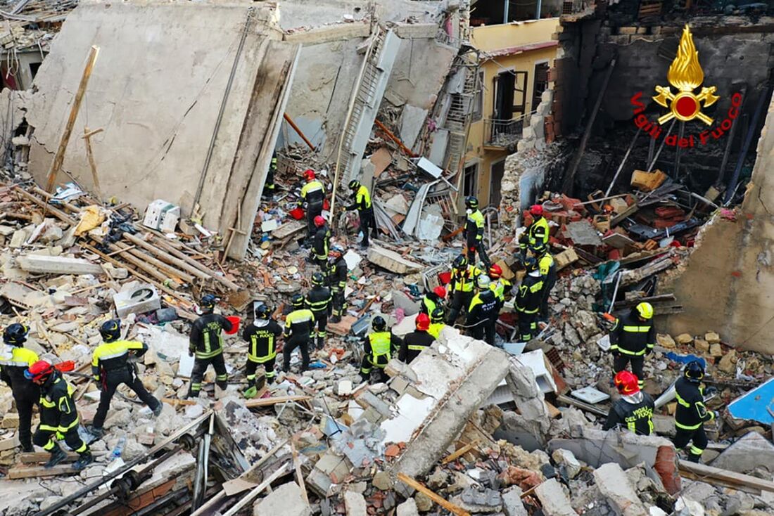 Quatro corpos encontrados em escombros de prédios que desabaram na Sicília