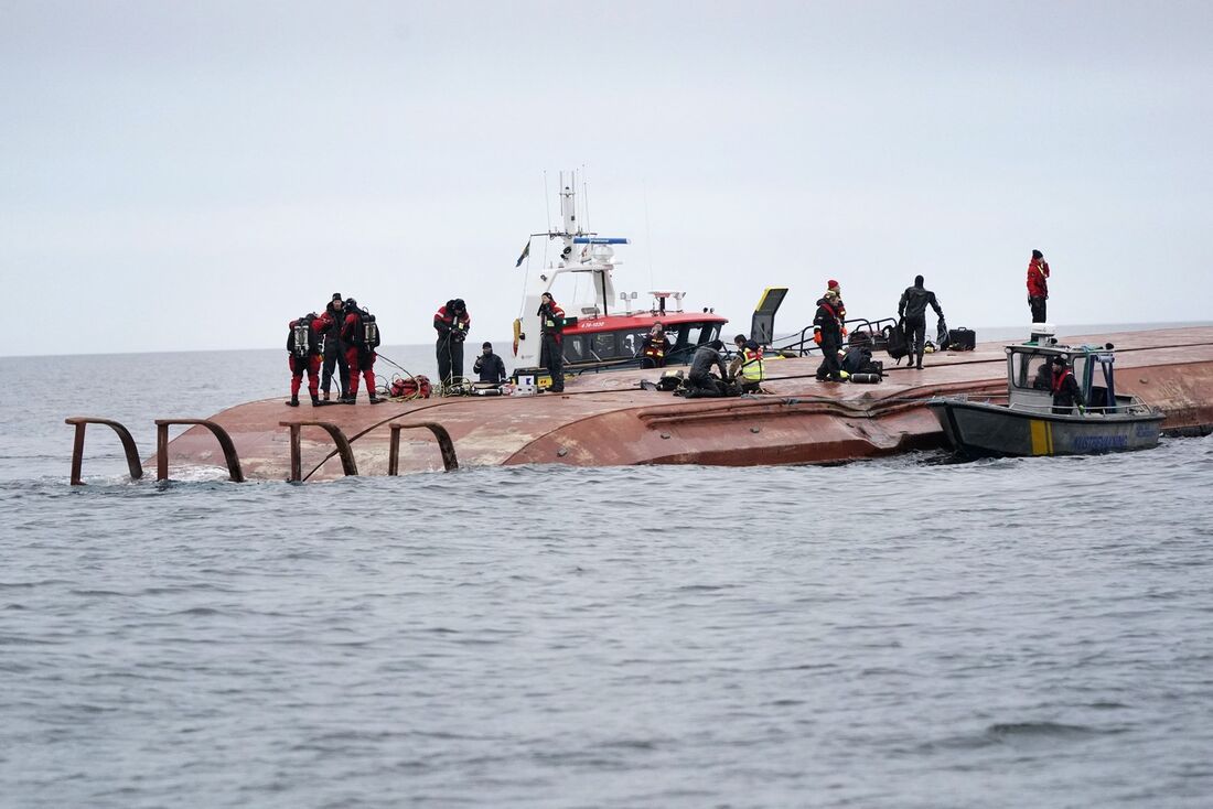 Ao menos um morto e um desaparecido após a colisão de dois navios de carga