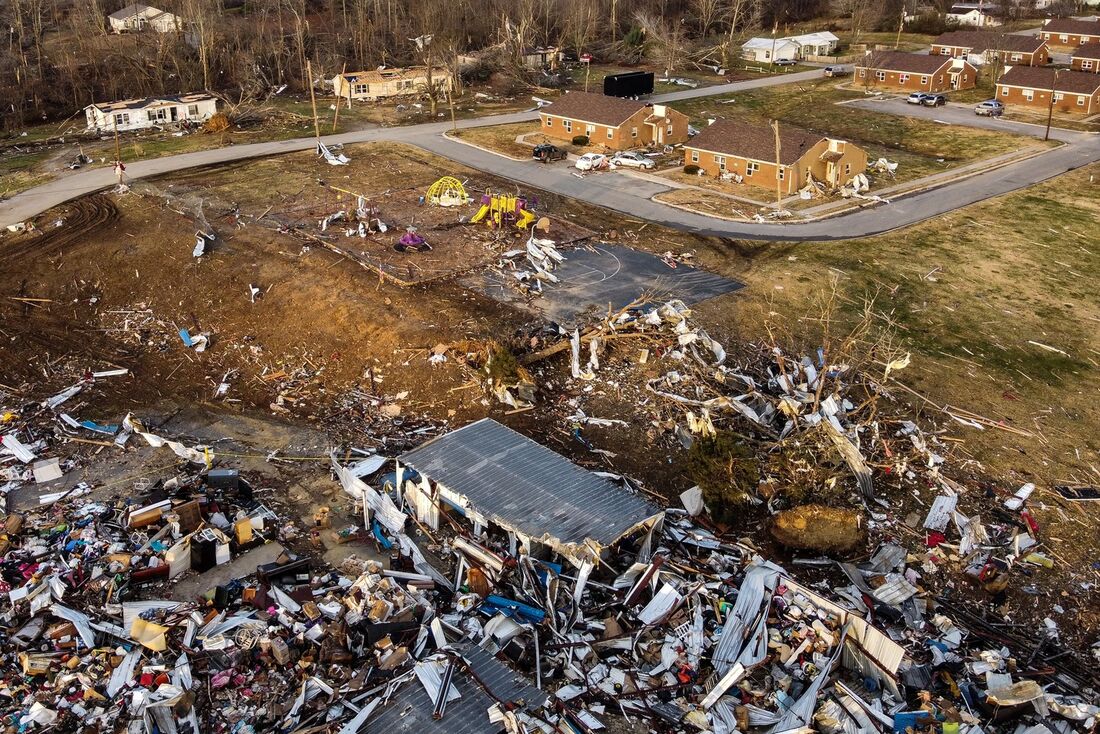 Pelo menos 100 habitantes do Estado de Kentucky ainda estão desaparecidos após tornado