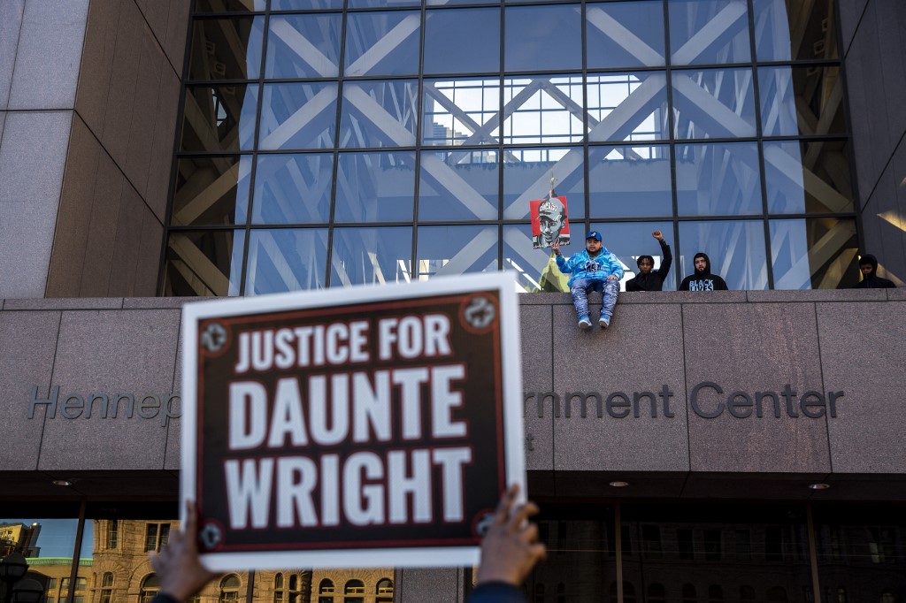 Cartaz pede justiça por Daunte Wright