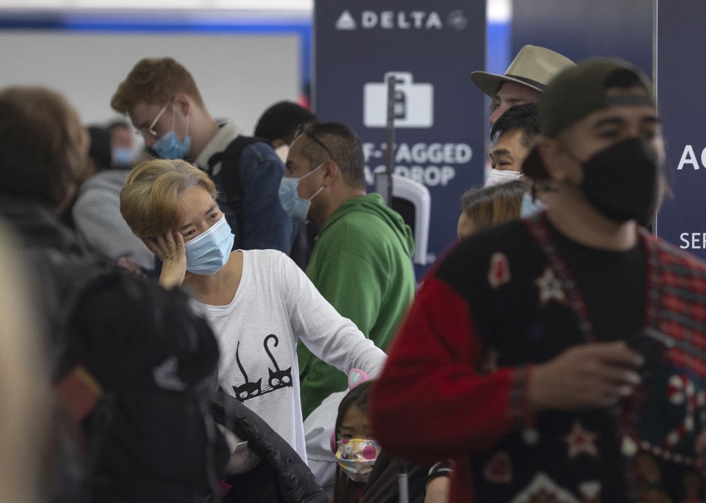 Passageiros na fila do Aeroporto de Los Angeles