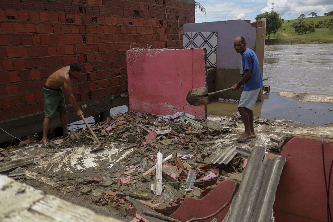 Destroços de casa após enchentes que estão deixando milhares de pessoas desamparadas na Bahia