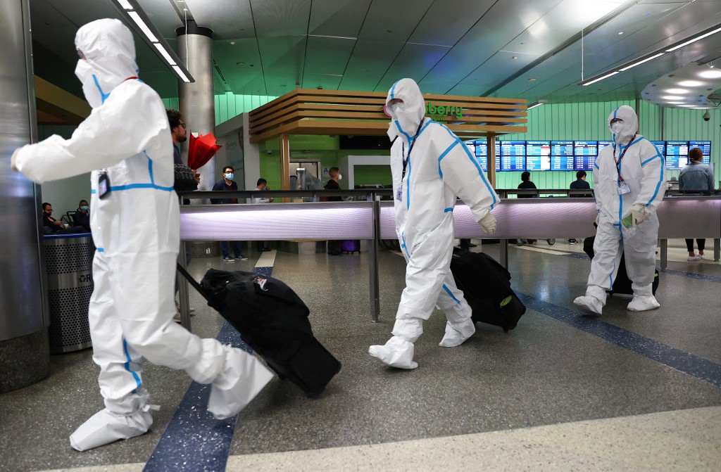 Viajantes no Aeroporto Internacional de Los Angeles