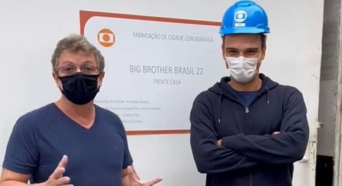 Boninho recebe Tadeu Schmidt na nova casa do BBB 22