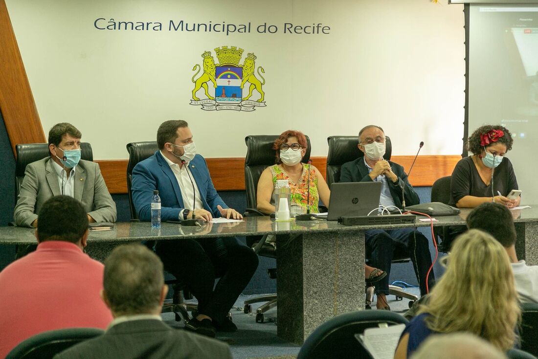 A vereadora Cida Pedrosa (centro) preside a Frente Parlamentar pelo Centro do Recife