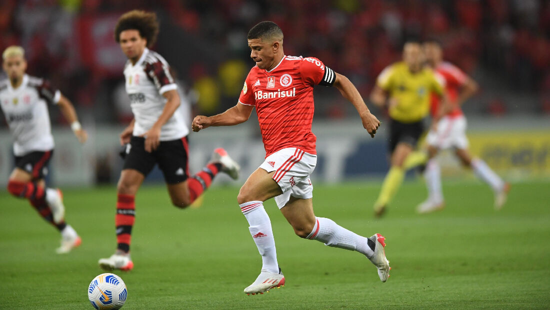 Taison, jogador do Inter em partida contra o Flamengo