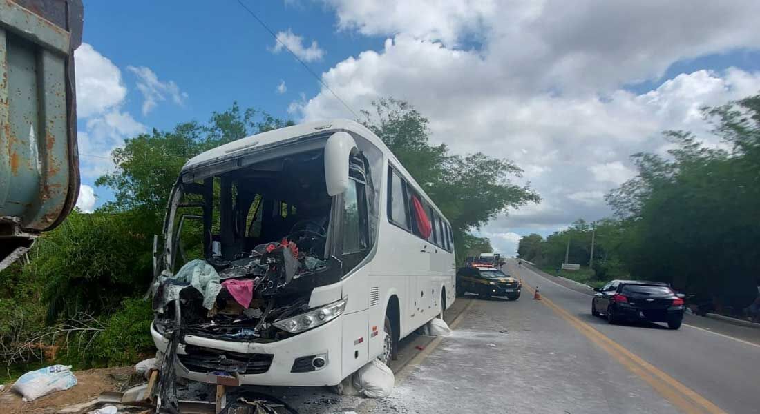 Ônibus envolvido no acidente na BR 408