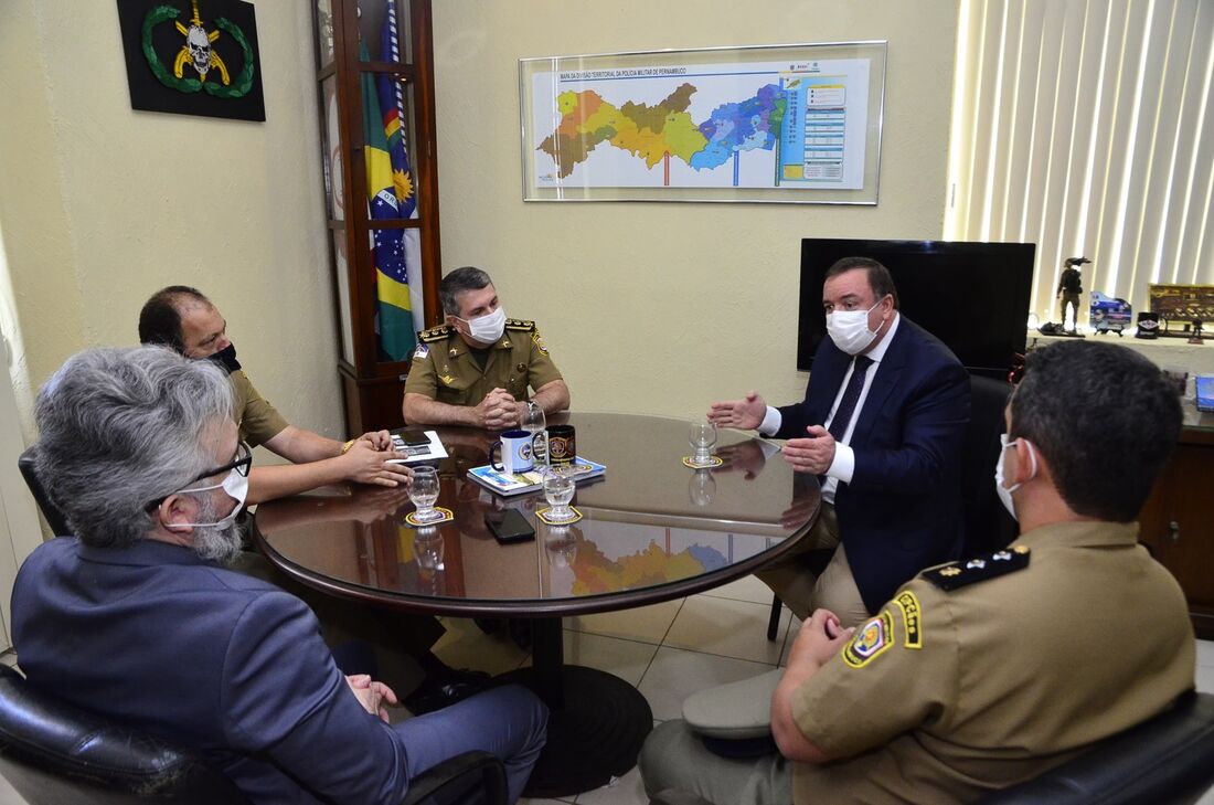 Autoridades se reuniram no Quartel do Comando Geral, no bairro do Derby
