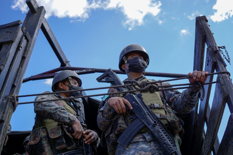 Soldados perto da aldeia de Chiquix, no município de Nahualá, Guatemala, após o massacre de 13 pessoas no contexto de um conflito entre duas comunidades indígenas