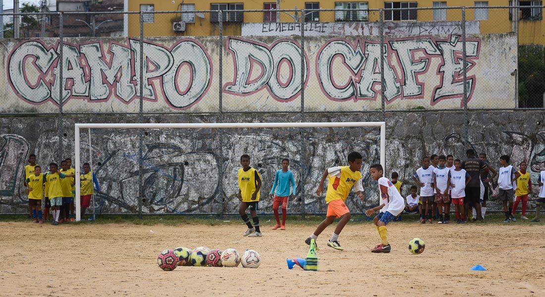 Mais de 60 garotos fazem parte da iniciativa, que necessita de ajuda de terceiros para se manter