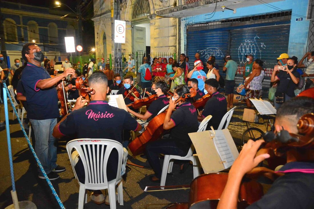 Cantata de natal anima pessoas em situação de rua