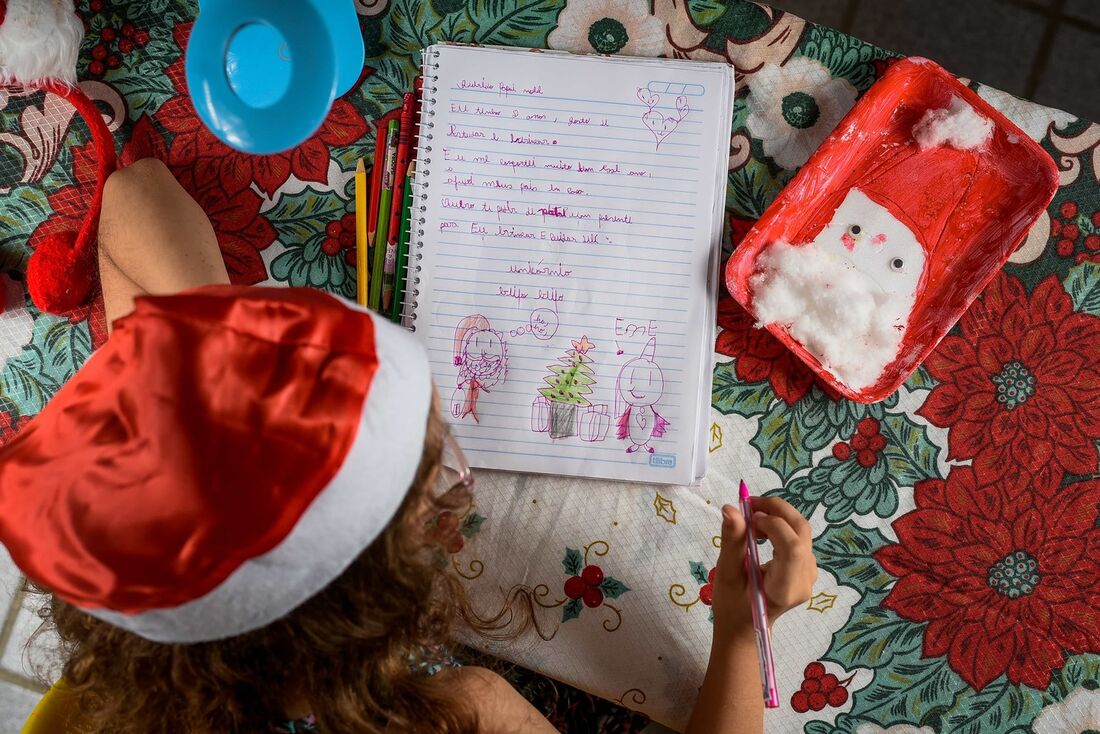 Crianças mantêm a tradição de escrever cartinhas para o Papai Noel