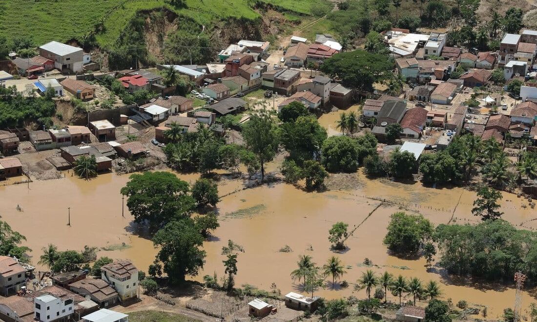 As chuvas fortes que atingem a Bahia já deixaram pelo menos 10 mortos no estado