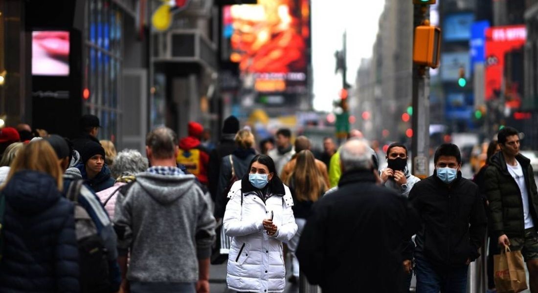 Pessoas caminham com máscaras de proteção na Times Square 