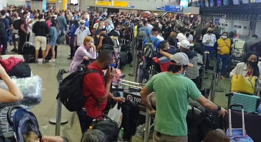 Passageiros aguardam em check-in do aerporto de Guarulhos durante a madrugada