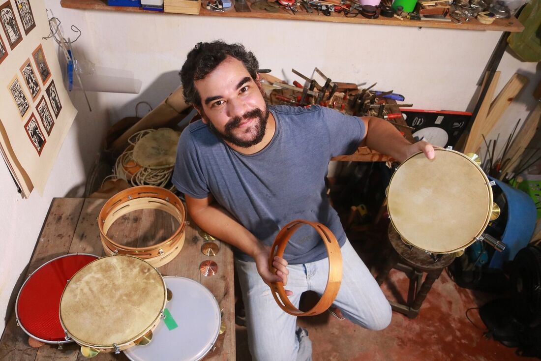 O percussionista olindense Guga Amorim se especializou na fabricação de pandeiros