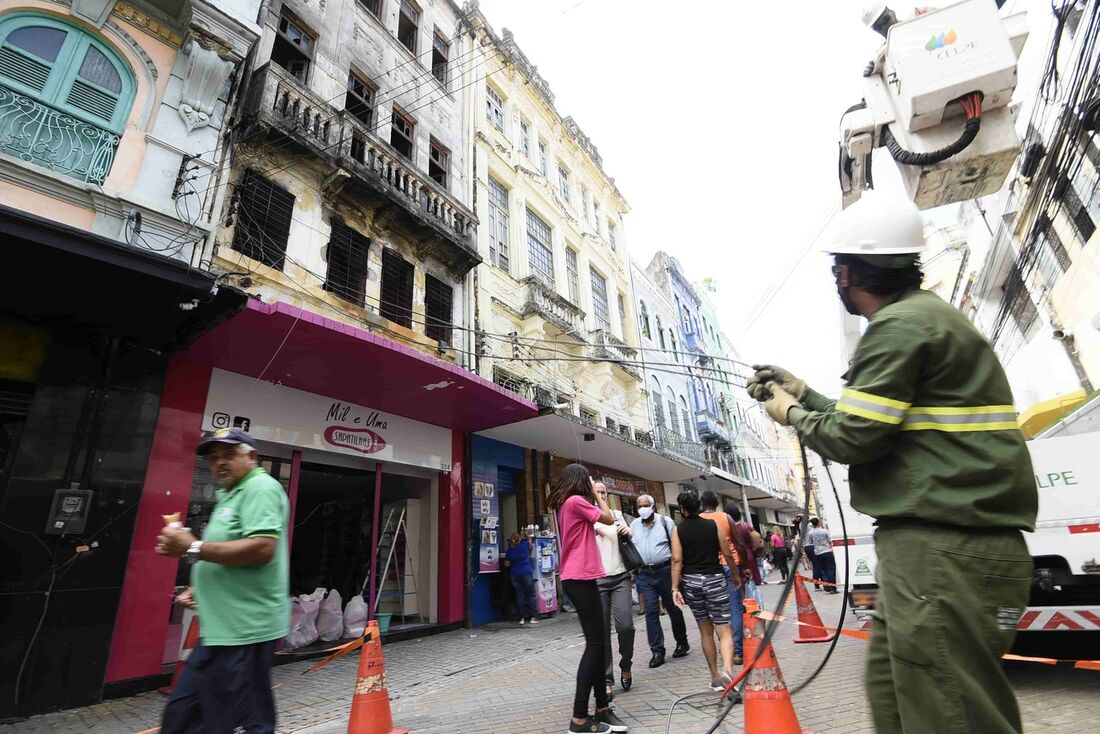 Incêndio atinge loja de sapatilhas no centro do Recife