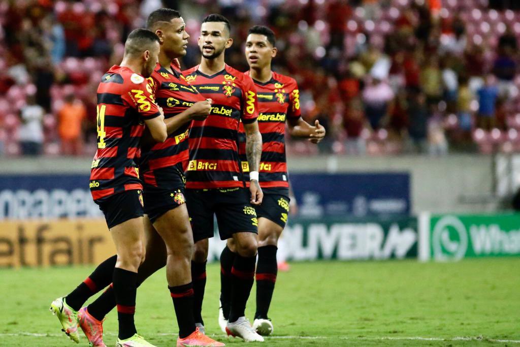 Mikael comemora o único gol do Sport na partida