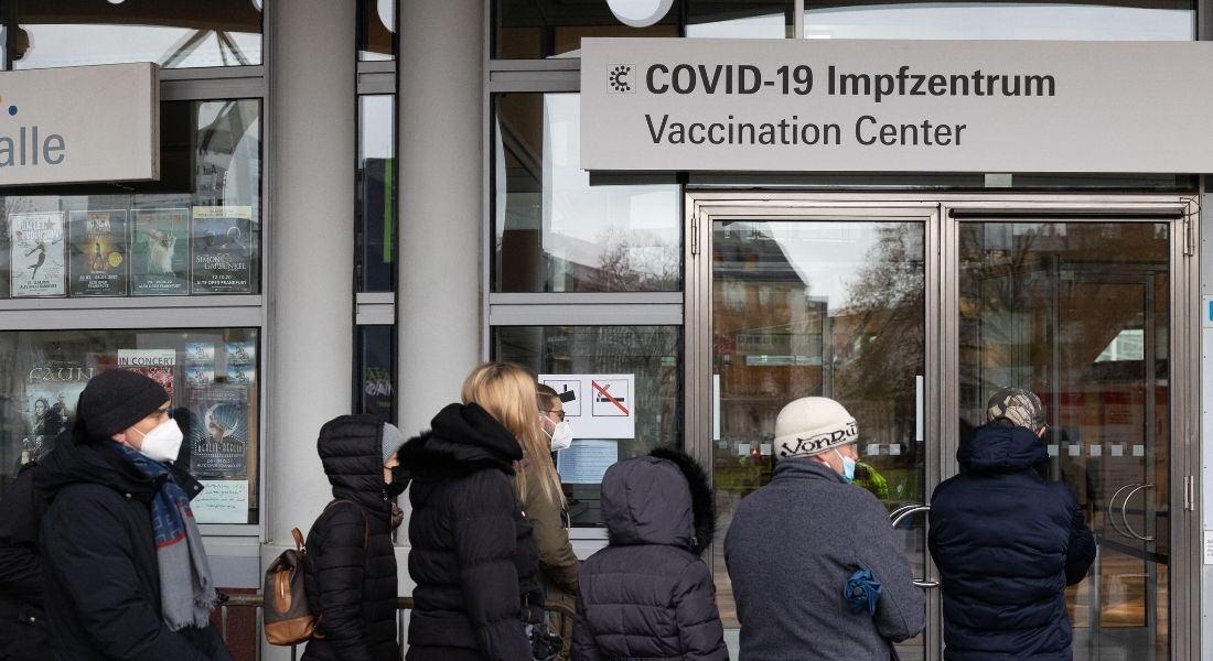 Apesar de uma tímida melhora, a situação ainda é considerada alarmante no país, com dezenas de milhares de contágios diários e vários hospitais próximos do colapso