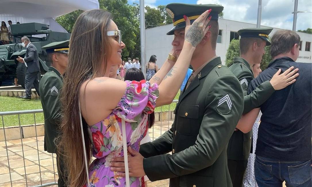 Thaynna Dantas com o noivo militar, durante formatura