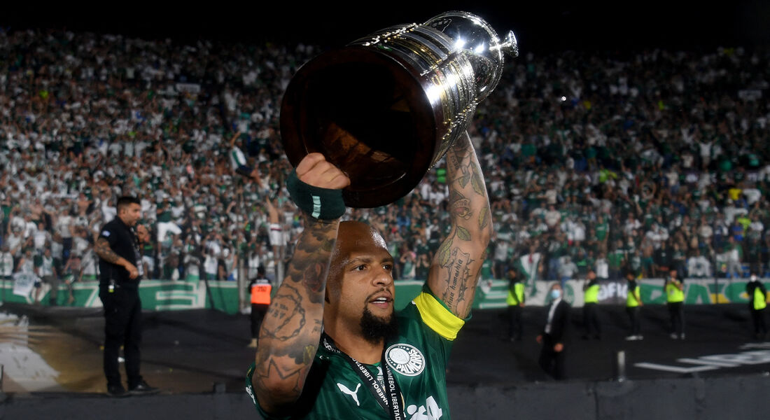 Felipe Melo levantando a taça da Libertadores 