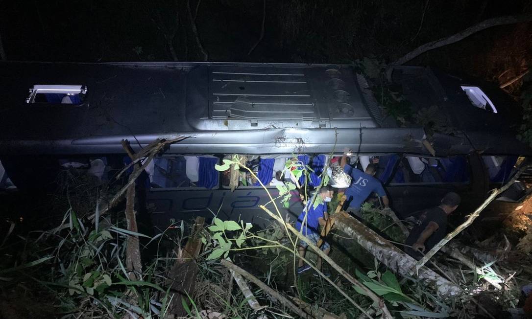 Ônibus acidentado na BR-381