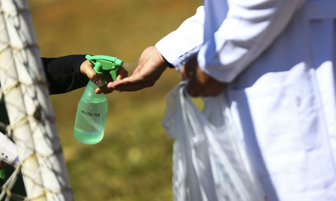 Higienizar as mãos com álcool mais de cinco vezes ao dia pode matar bactérias boas para o corpo humano