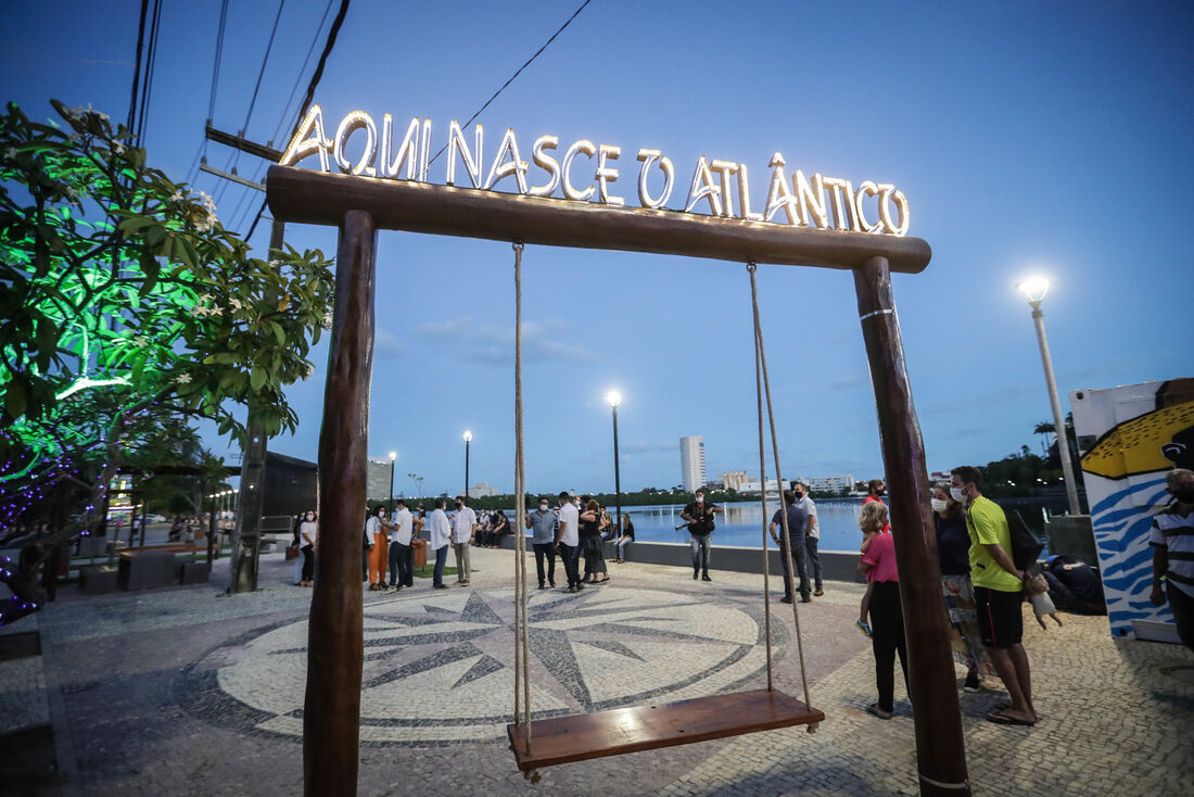 Pórtico iluminado com os dizeres "Aqui Nasce o Atlântico", na Rua da Aurora