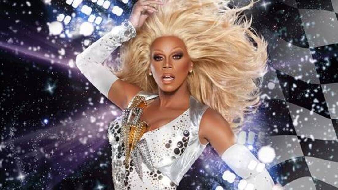 A drag queen RuPaul apresenta o programa