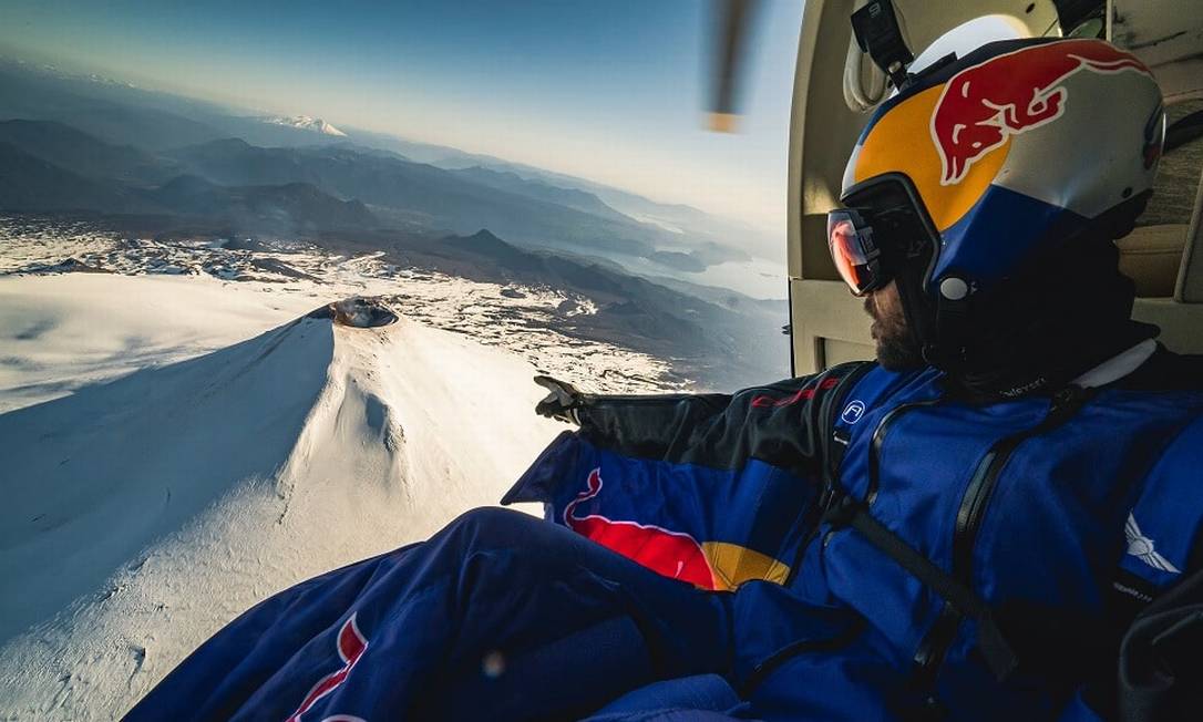 O paraquedista Sebastián Álvarez minutos antes de realizar sua façanha de entrar e sair de uma cratera de vulcão com um wingsuit