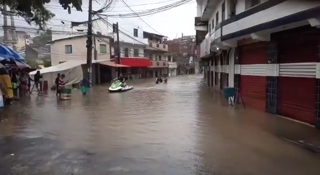 Pessoas foram resgatadas de jet ski em Itabuna, no Sul da Bahia