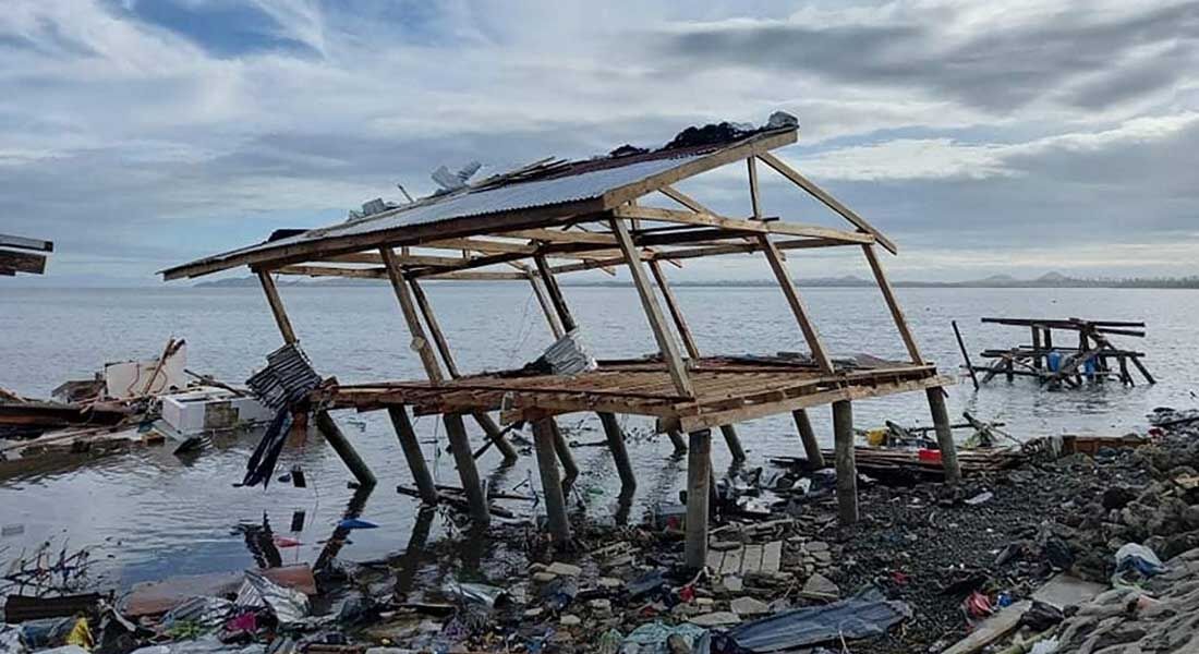 Casa destruída na costa das Filipinas devido a tufão