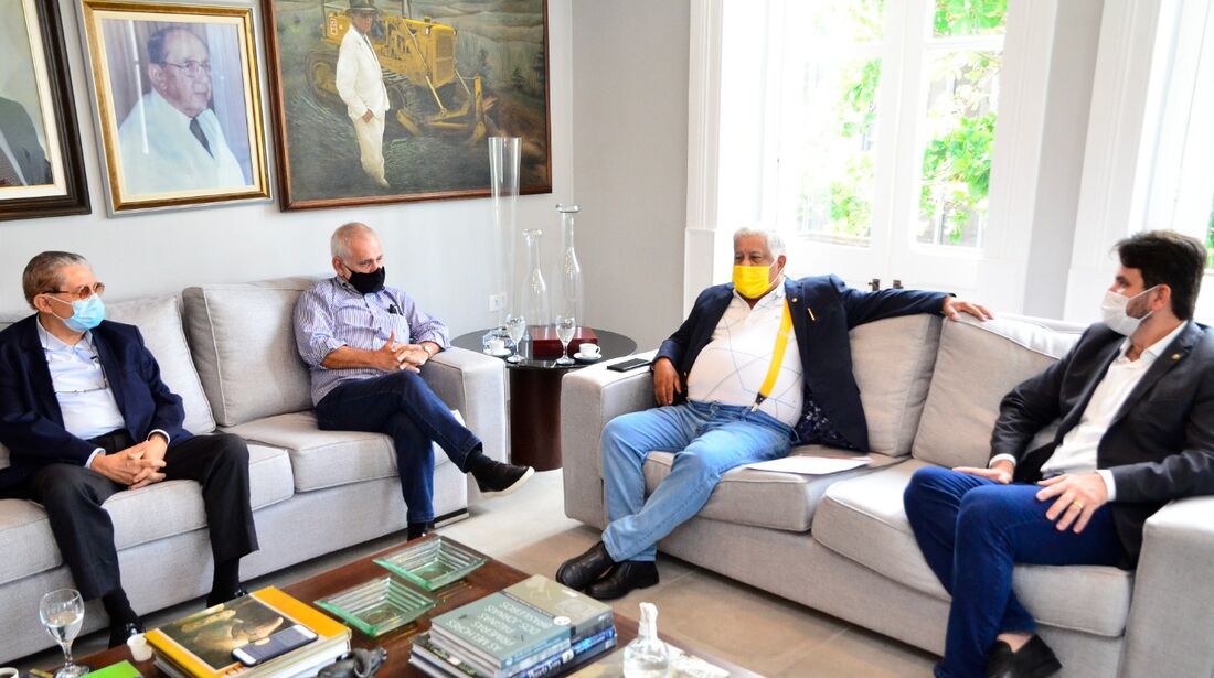 Da esquerda para a direita, os diretores da Folha de Pernambuco Américo Góis (Operacional) e Paulo Pugliesi (Executivo), e os presidentes do Caxangá Ágape e GERE, Braga Sá e Manoel Jerônimo, respectivamente.