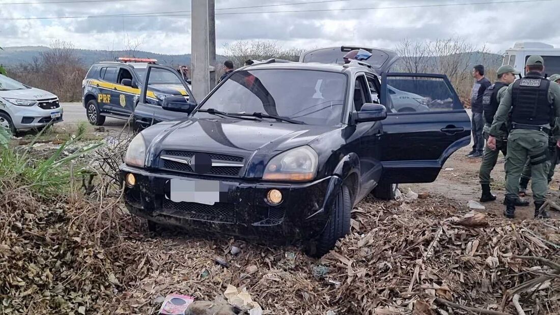 Dois suspeitos de roubarem um veículo e sequestrarem duas crianças foram detidos em Caruaru