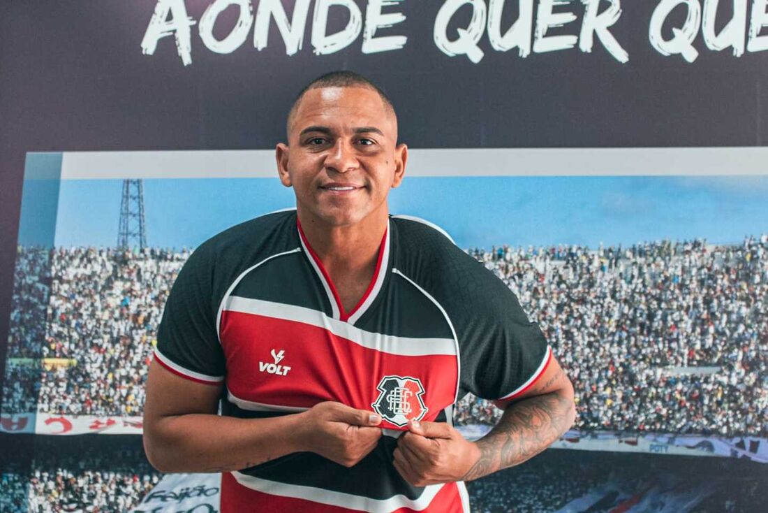 Atacante Walter sendo apresentado pelo Santa Cruz, nesta sexta-feira (17), na loja oficial da sede do clube, no Arruda