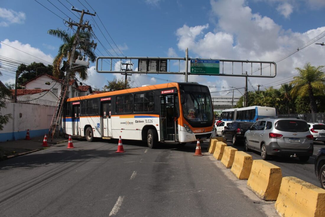 Acidente com ônibus na avenida Cruz Cabugá, no sentido Olinda