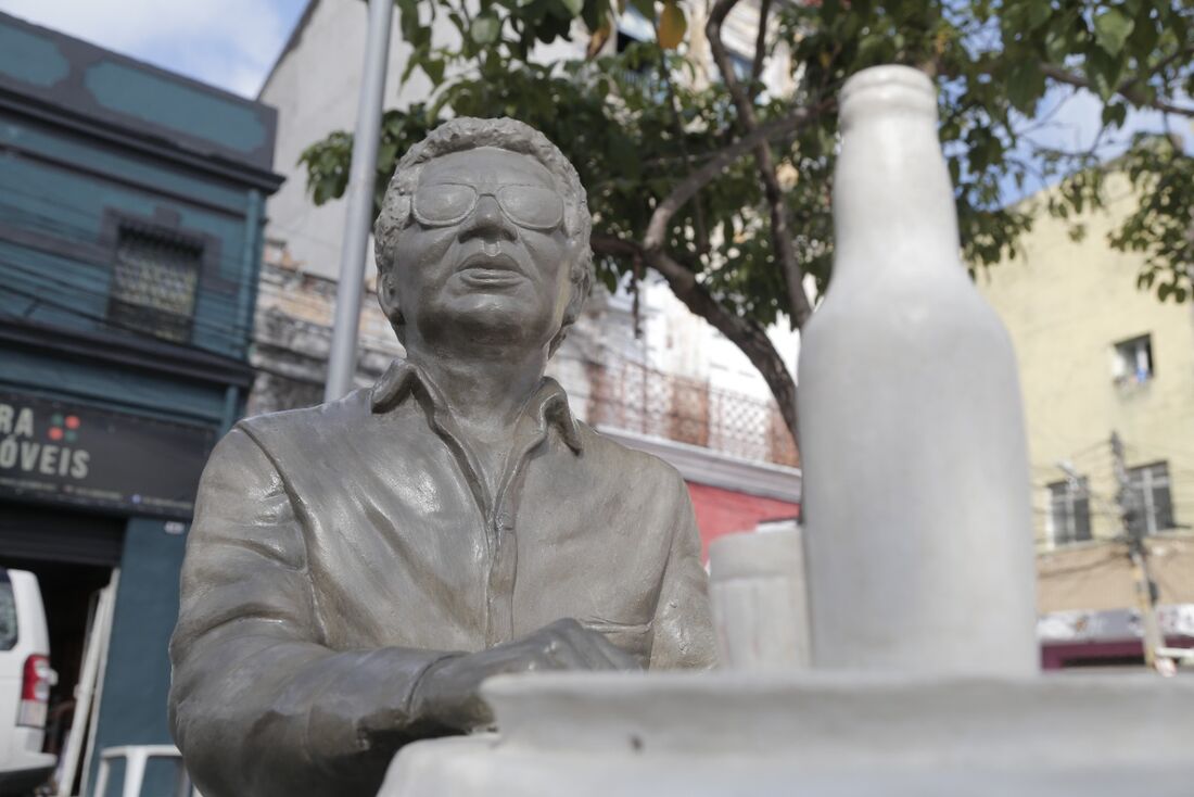 Estátua do Rei está posta no Pátio de Santa Cruz