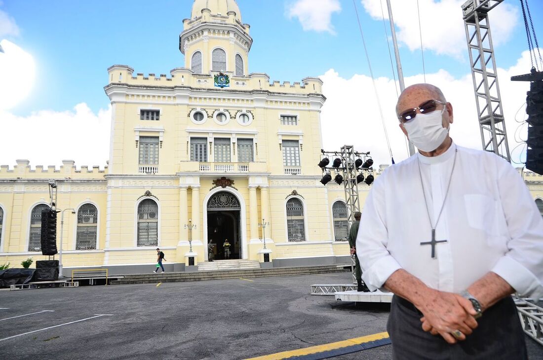 Dom Fernando Saburido na área externa do Quartel do Derby 