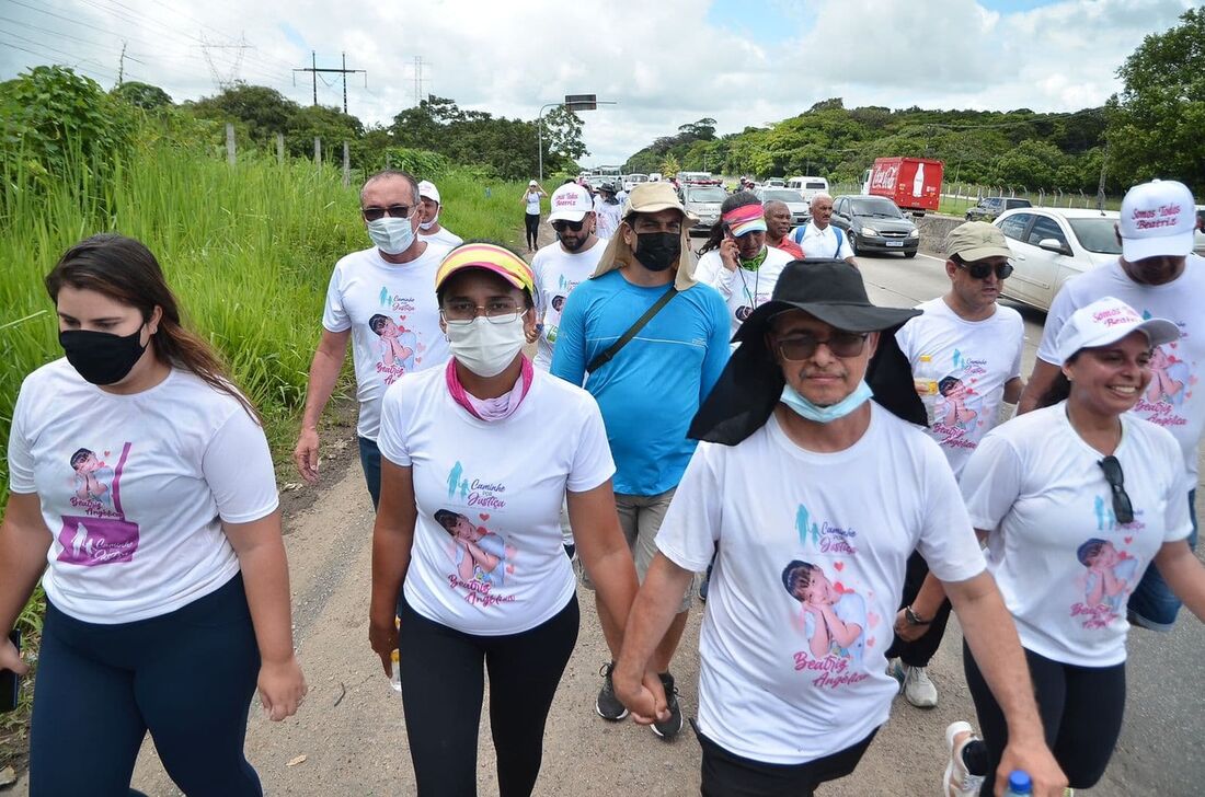 Pais de Beatriz chegam ao Recife depois de 700 km de caminhada