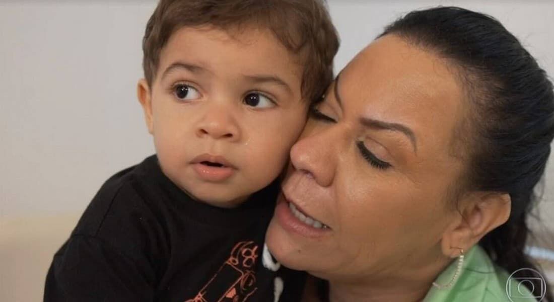 Ruth Moreira, mãe de Marília Mendonça, com o neto Léo 