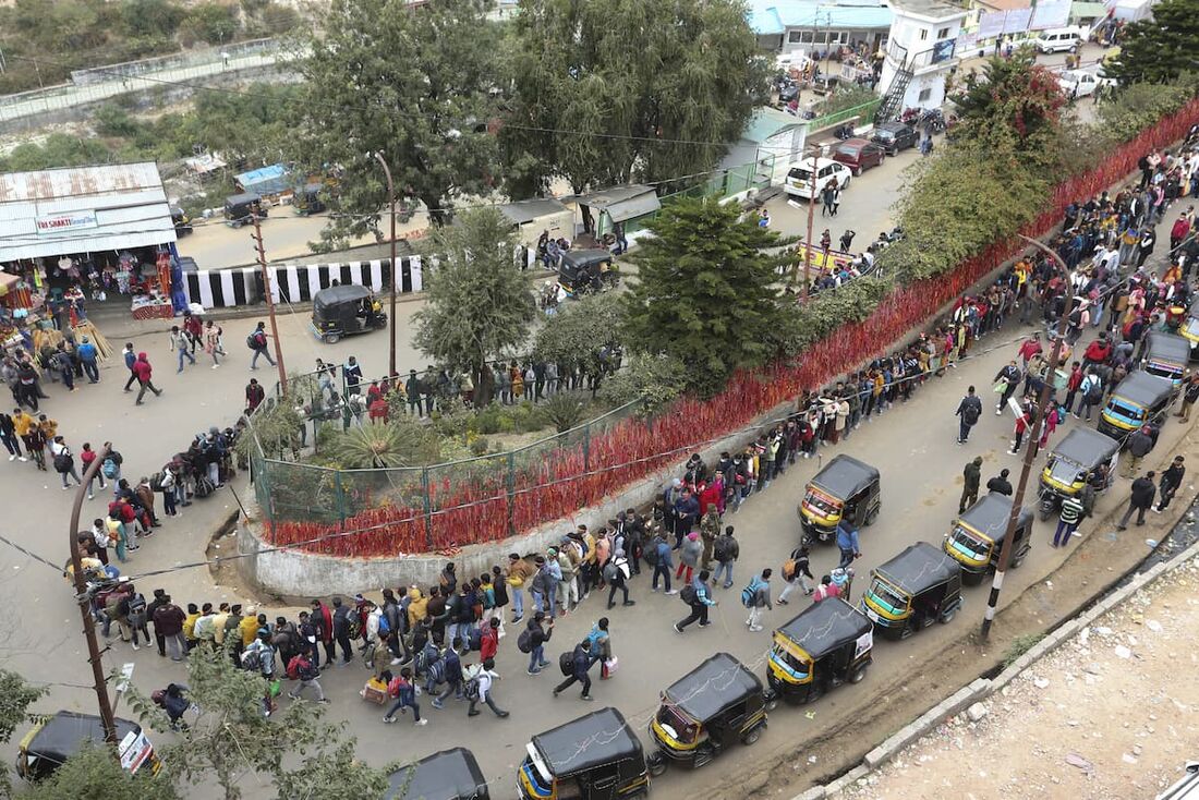 Fila para visitar templo onde ocorreu o acidente, na Índia