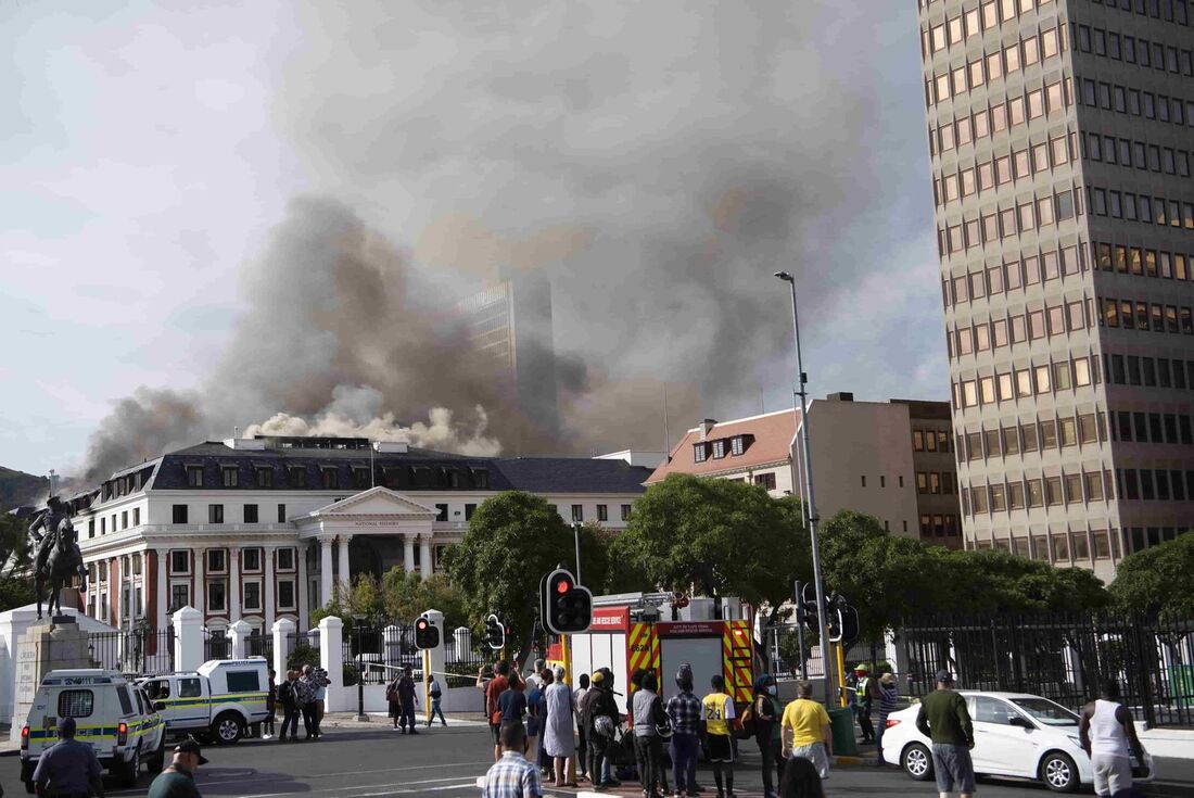 Fumaça sobe da Assembleia Nacional, a principal câmara dos edifícios do Parlamento Sul-Africano, pós um incêndio que irrompeu na véspera, reiniciado, em 3 de janeiro de 2022, na Cidade do Cabo