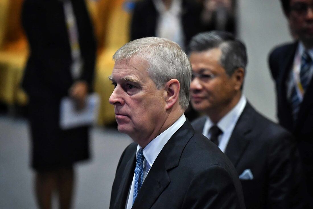 Nesta foto de arquivo tirada em 03 de novembro de 2019, o príncipe britânico Andrew, duque de York (E) chega para a Cúpula de Negócios e Investimentos da ASEAN em Bangkok em 3 de novembro de 2019