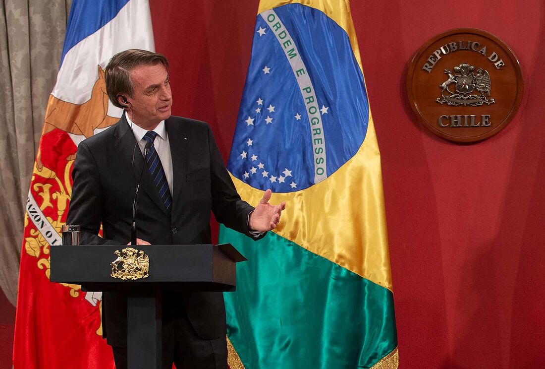 Foto tirada em 23 de março de 2019 O presidente do Brasil, Jair Bolsonaro, fala durante uma coletiva de imprensa conjunta com o presidente chileno Sebastian Pinera (fora do quadro) no Palácio Presidencial La Moneda, em Santiago