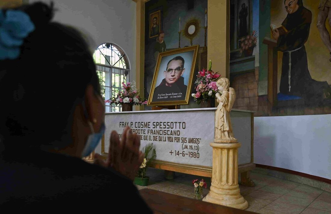 Uma mulher católica reza em frente ao túmulo do frade italiano Cosme Spessotto na igreja de San Juan Nonualco, município de La Paz, El Salvador, em 11 de janeiro de 2022.