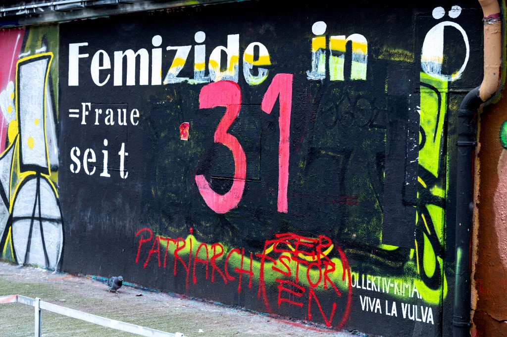 Memorial improvisado em Viena. O número "31" pintado em vermelho-sangue é a quantidade de feminicídios