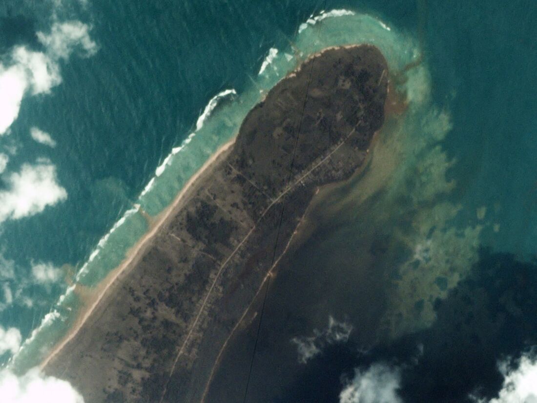 Esta imagem de satélite disponibilizada pelo 2022 Planet Labs PBC mostra uma foto da cidade de Kanokupolu na ilha de Tongatapu, a principal ilha de Tonga, em 14 de janeiro de 2022, um dia antes da erupção da vizinha Hunga-Tonga-Hunga-Ha'apai 